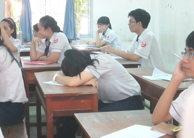 Chùm ảnh thí sinhTP.HCM dự thi môn Ngữ Văn ảnh 7